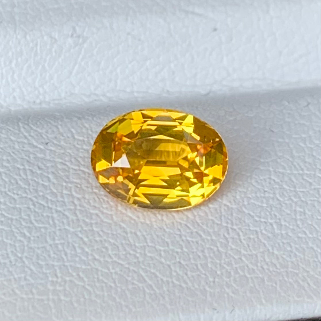 Natural Yellow Sapphire 2.10 Carats Ceylon - Baza Boutique 