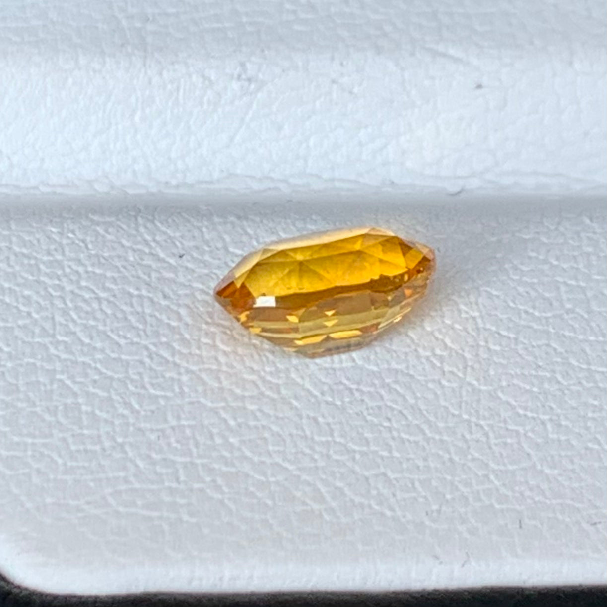 Natural Yellow Sapphire 2.10 Carats Ceylon - Baza Boutique 