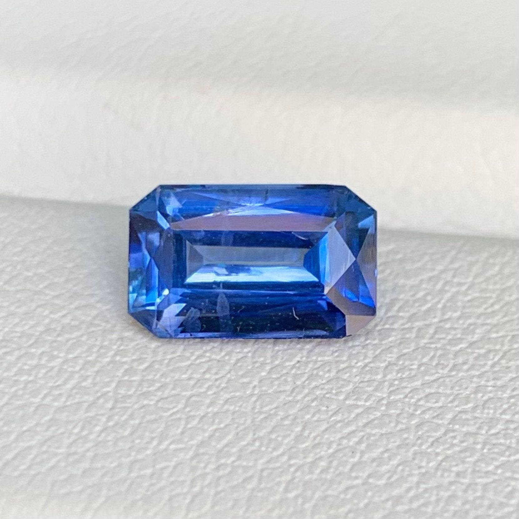 2.11 Carats Blue sapphire - Baza Boutique 