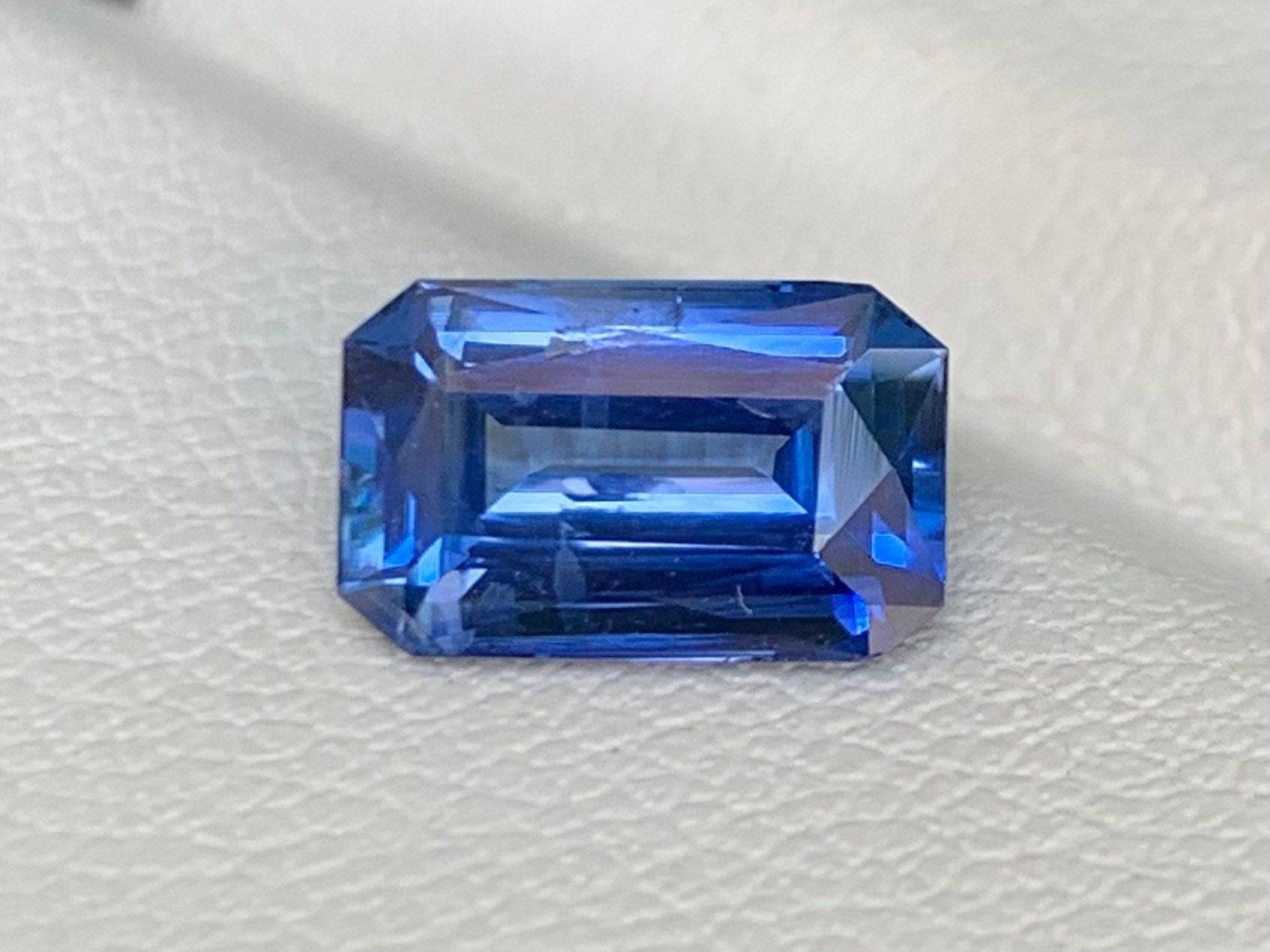 2.11 Carats Blue sapphire - Baza Boutique 