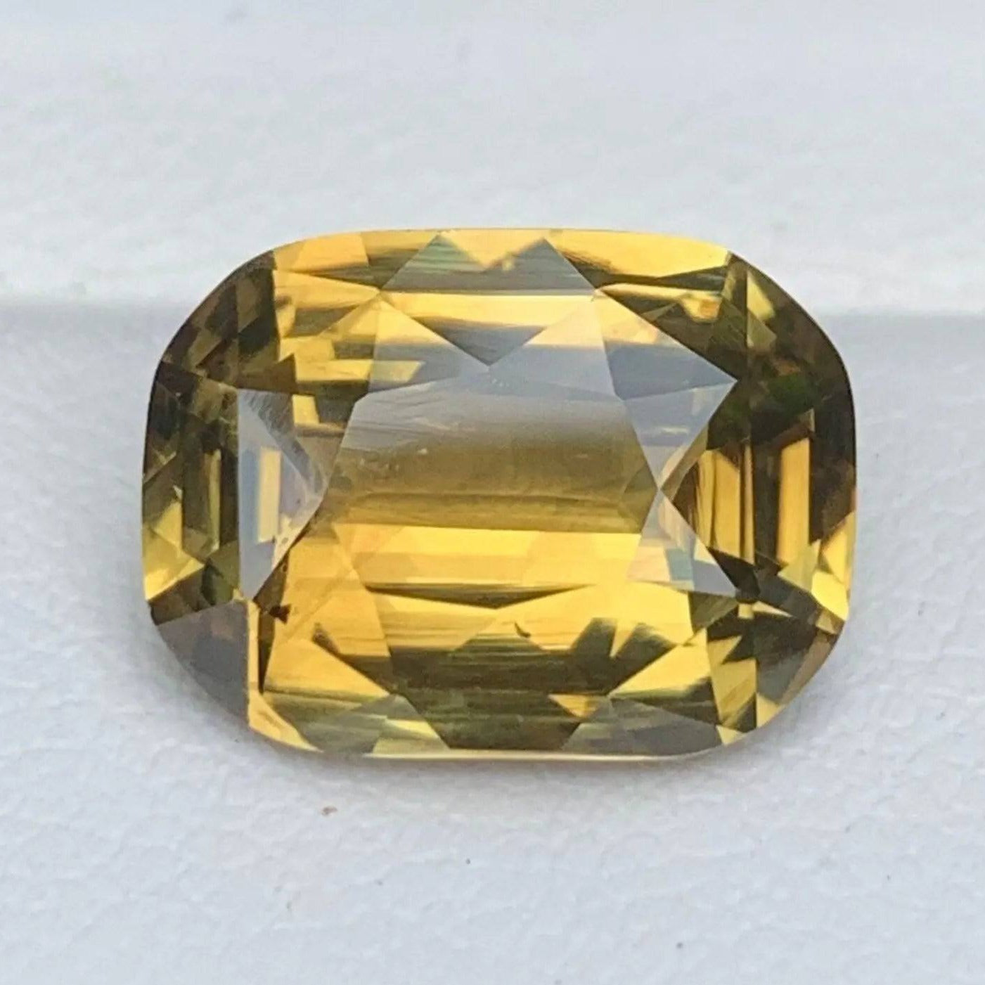 Olive green Natural Chrytoberyl 7.04 Cts - Baza Boutique 