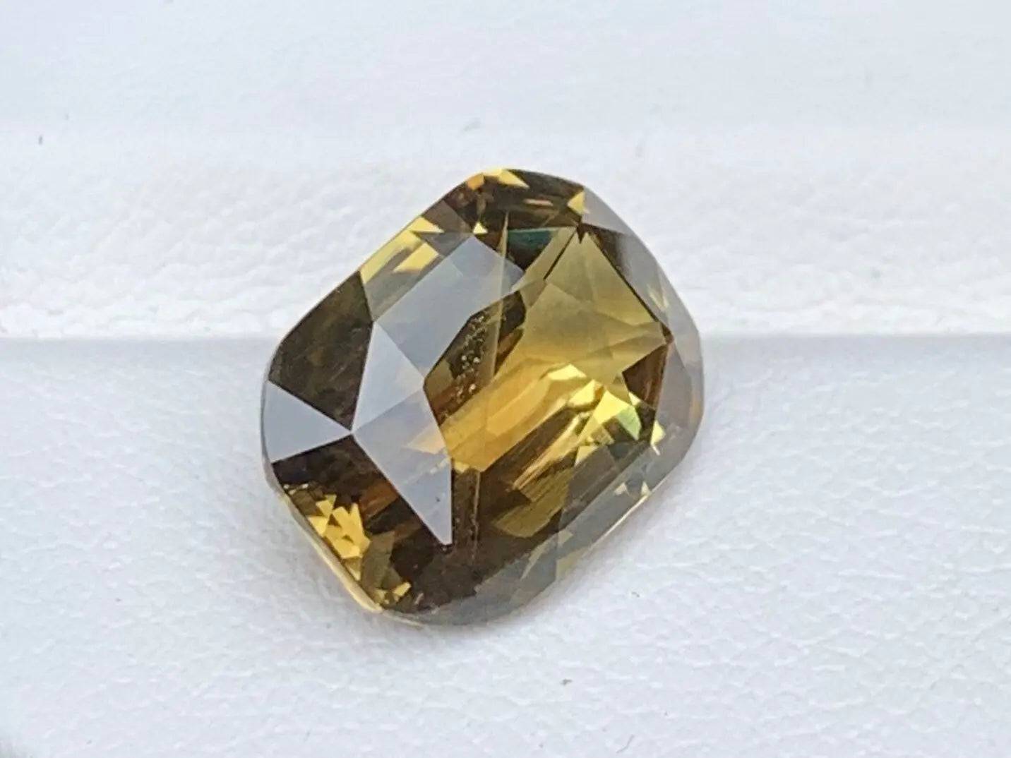 Olive green Natural Chrytoberyl 7.04 Cts - Baza Boutique 