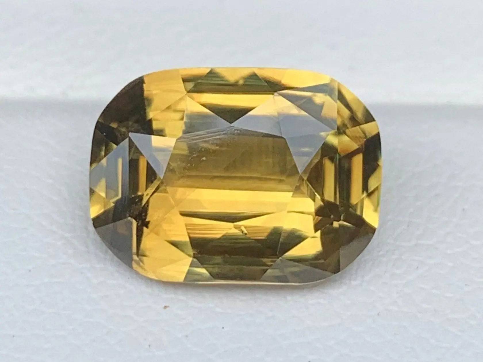 Olive green Natural Chrytoberyl 7.04 Cts - Baza Boutique 