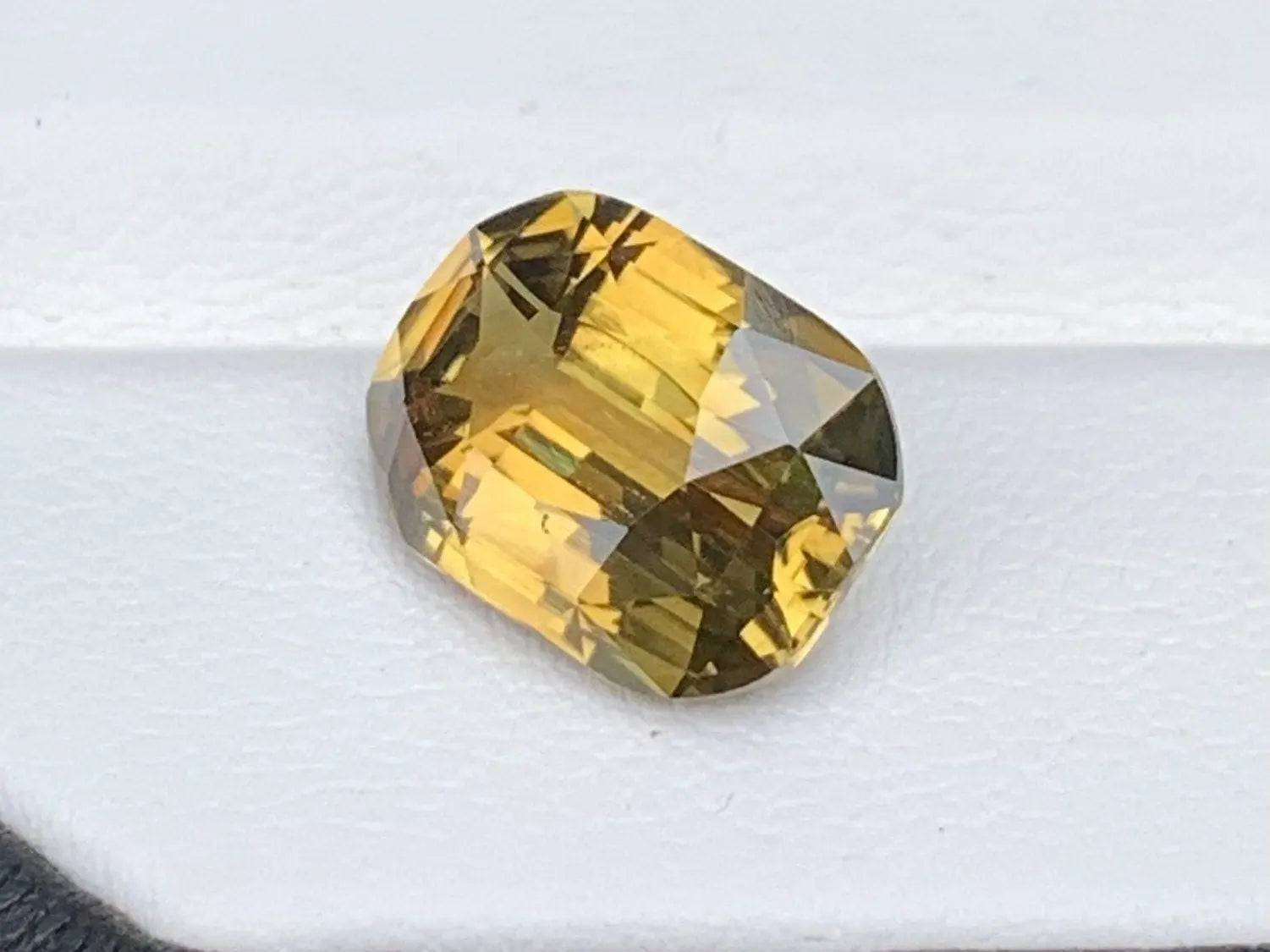 Olive green Natural Chrytoberyl 7.04 Cts - Baza Boutique 