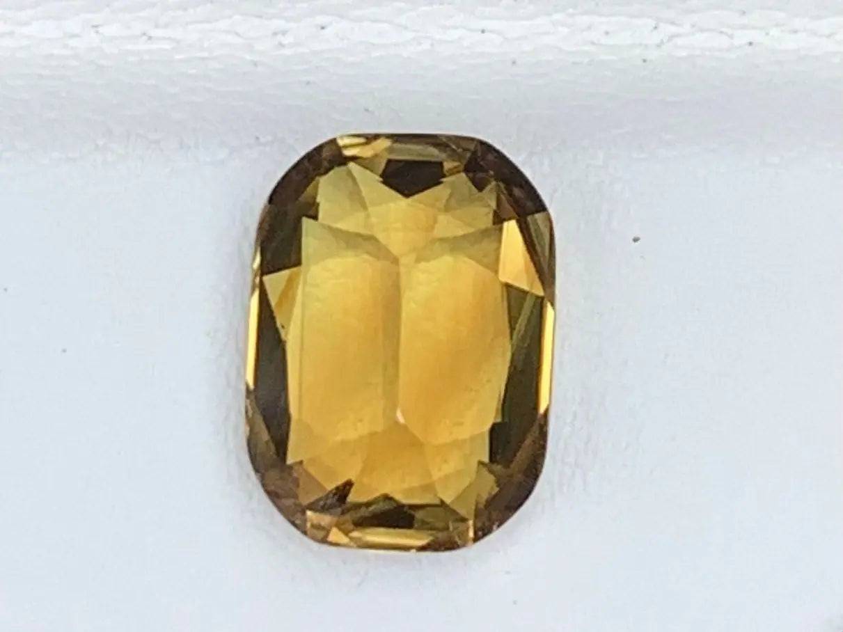 Olive green Natural Chrytoberyl 7.04 Cts - Baza Boutique 